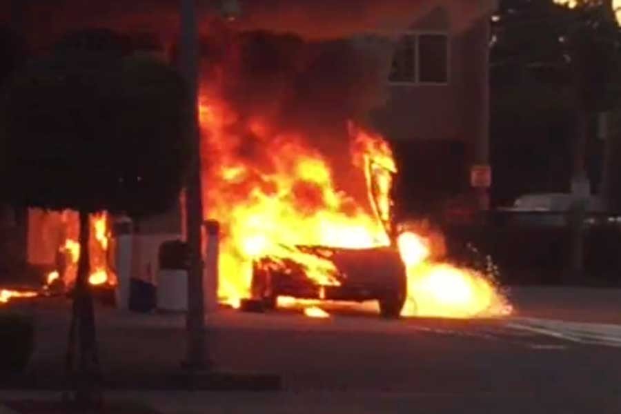 Κλάμα! Lamborghini Countach γίνεται στάχτη (+video)