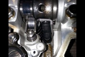 Ιδιοκτήτης Mitsubishi Lancer Evo βρήκε ξεχασμένο «καρυδάκι» στον κινητήρα!