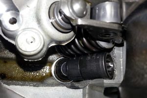 Ιδιοκτήτης Mitsubishi Lancer Evo βρήκε ξεχασμένο «καρυδάκι» στον κινητήρα!