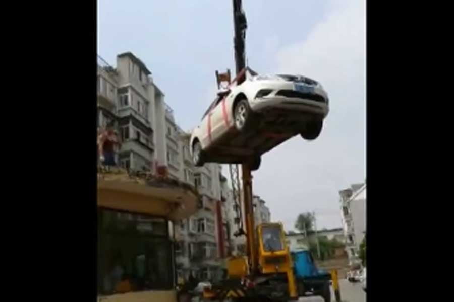 Πάρκαρε παράνομα και την… τρόλαραν άσχημα (+video)