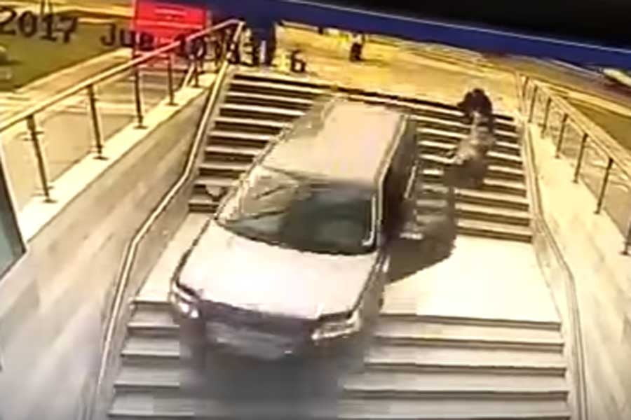 Μπήκε με το αυτοκίνητό της σε… κτίριο (+video)