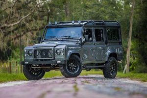 Χειροποίητο Land Rover Defender με V8 μοτέρ 320 ίππων από Chevrolet