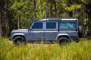 Χειροποίητο Land Rover Defender με V8 μοτέρ 320 ίππων από Chevrolet
