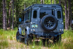 Χειροποίητο Land Rover Defender με V8 μοτέρ 320 ίππων από Chevrolet