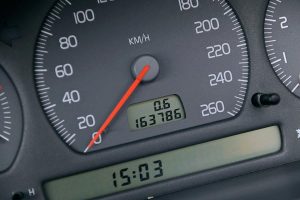 Πώς να ελέγξετε εάν το μεταχειρισμένο έχει γυρισμένα χιλιόμετρα