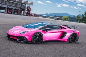 Βελτιωμένη Lamborghini Aventador SV είναι φωτιά στα… ροζ!