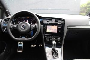 Πωλείται VW Golf R στην τιμή των 75.793 ευρώ!