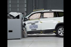 Τα φώτα «έκαψαν» το VW Atlas σε τεστ ασφαλείας (+video)