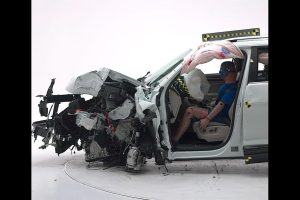 Τα φώτα «έκαψαν» το VW Atlas σε τεστ ασφαλείας (+video)