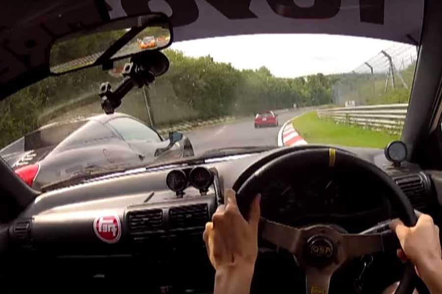 Οδηγός Ferrari 458 χτύπησε αυτοκίνητο και την έκανε… (+ video)