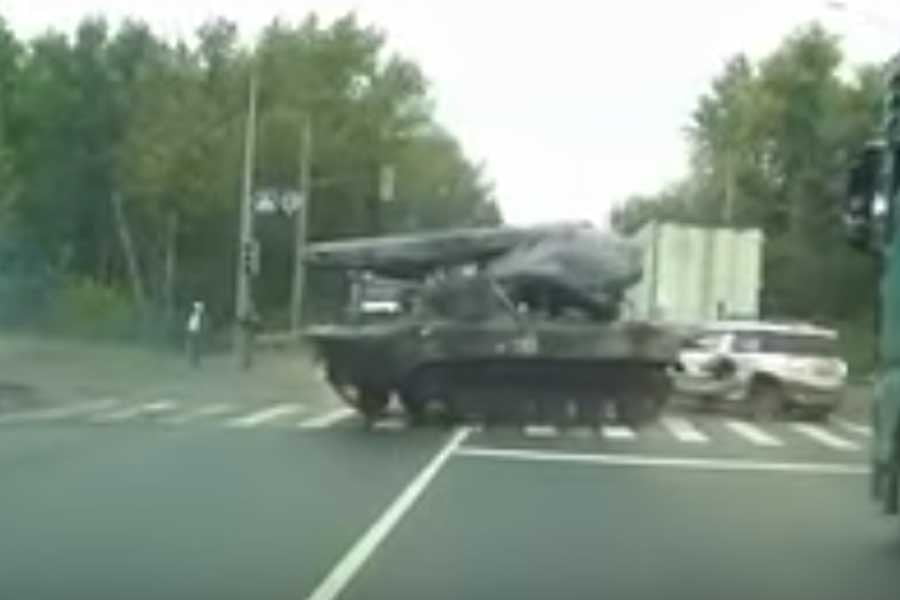 Τανκ στρίβει με το πλάι και πέφτει σε Skoda Yeti (+video)