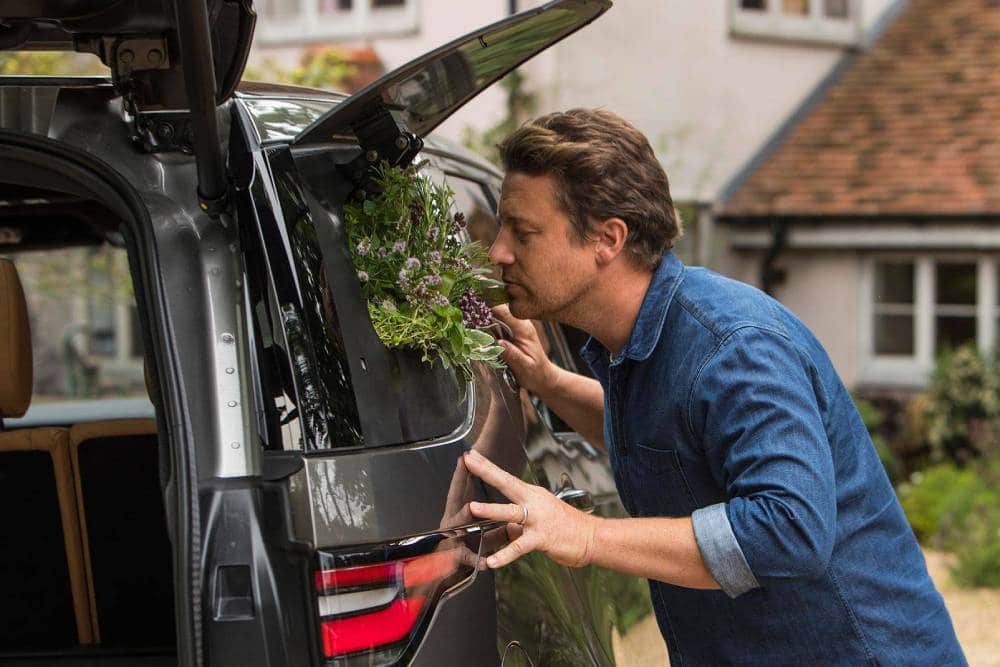 https://autogreeknews.gr/wp-content/uploads/2017/10/jamie-oliver-custom-land-rover-discovery-1.jpg