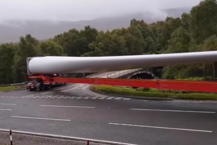 Απίστευτος οδηγός στρίβει νταλίκα 60 μέτρων (+video)