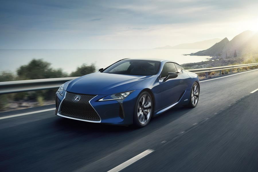 Δεν θα πιστεύεις πόσα χρόνια έκανε η Lexus για να φτιάξει αυτό το μπλε χρώμα