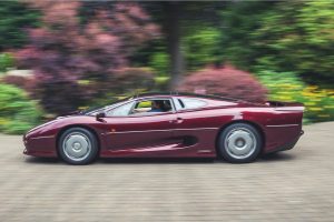 Εξαιρετικά σπάνια Jaguar XJ220 έπιασε τρελά λεφτά