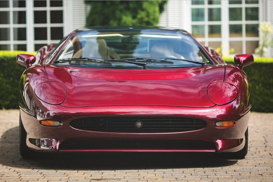 Εξαιρετικά σπάνια Jaguar XJ220 έπιασε τρελά λεφτά