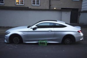 Του έκλεψαν τα ζαντολάστιχα και το άφησαν πάνω σε καφάσια!