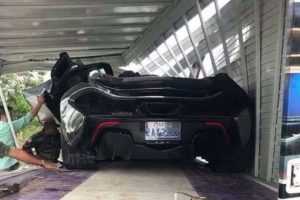 McLaren P1 “τρακάρει” σε ατύχημα με φορτηγά