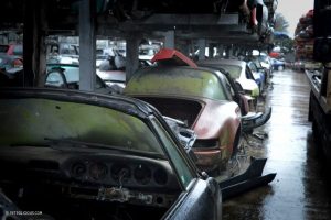 Porsche, Ferrari και άλλα supercars σαπίζουν σε κέντρο ανακύκλωσης