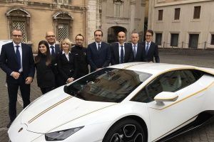 «Ευλογημένη» Lamborghini Huracan από τον Πάπα