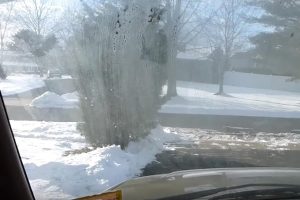 Με τι δεν θαμπώνουν τα τζάμια του αυτοκινήτου; (+video)