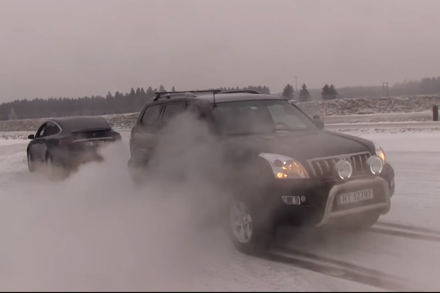 Κόντρα έλξης: Toyota Land Cruiser vs Tesla Model X (+video)