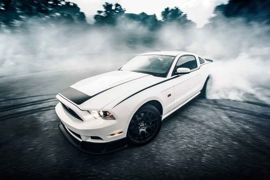 Ατελείωτα burnouts, drifts και donuts από supercars (+video)