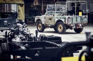 Η Land Rover αναπαλαιώνει το πρώτο Defender