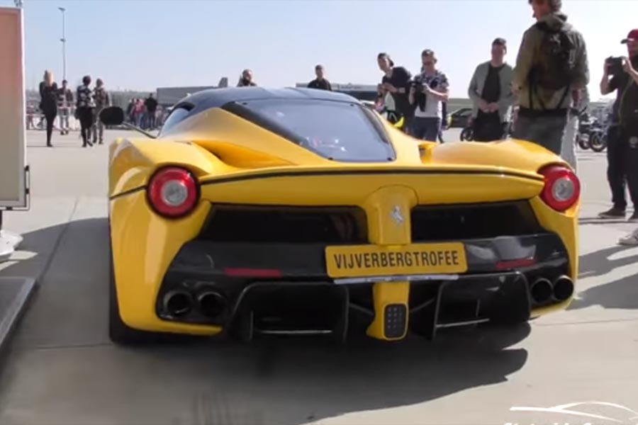 Σταμάτησε σε βενζινάδικο και όλοι μαζεύτηκαν γύρω της! (+video)