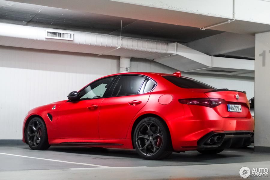 https://autogreeknews.gr/wp-content/uploads/2018/02/alfa-giulia-qv-matte-red-4.jpg