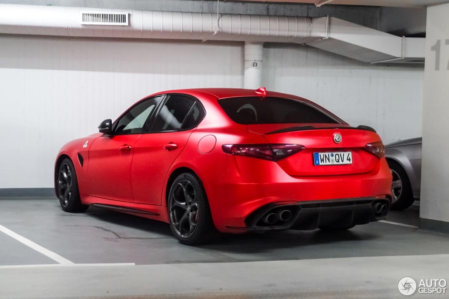 https://autogreeknews.gr/wp-content/uploads/2018/02/alfa-giulia-qv-matte-red-5.jpg