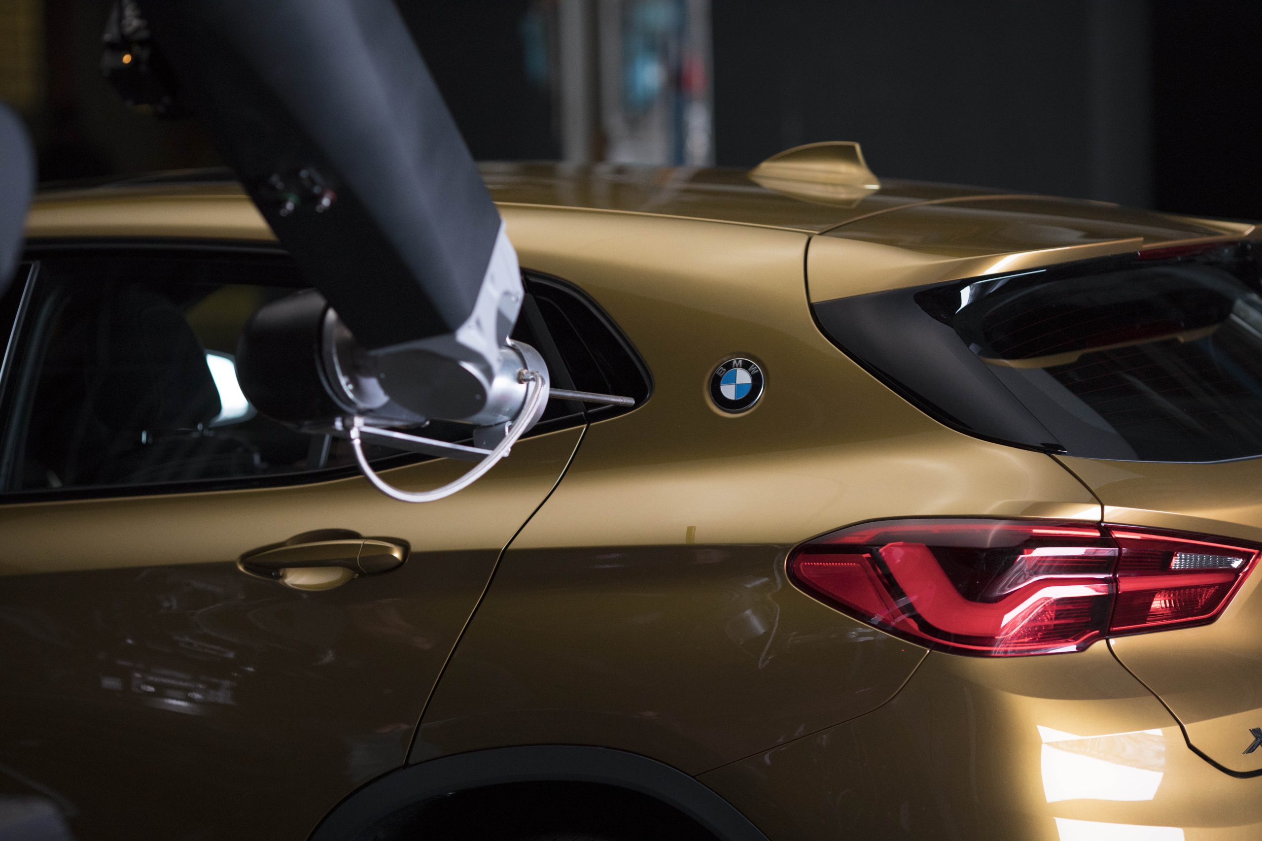 Έκαναν τατουάζ στην BMW X2 (+video)