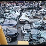 Μπουλντόζα συνθλίβει πολυτελή αυτοκίνητα (+video)