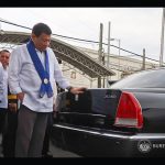 Μπουλντόζα συνθλίβει πολυτελή αυτοκίνητα (+video)