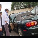 Μπουλντόζα συνθλίβει πολυτελή αυτοκίνητα (+video)