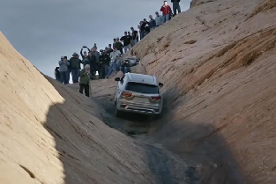 Εργοστασιακό Kia Sorento στην «πύλη της κολάσεως» (+video)