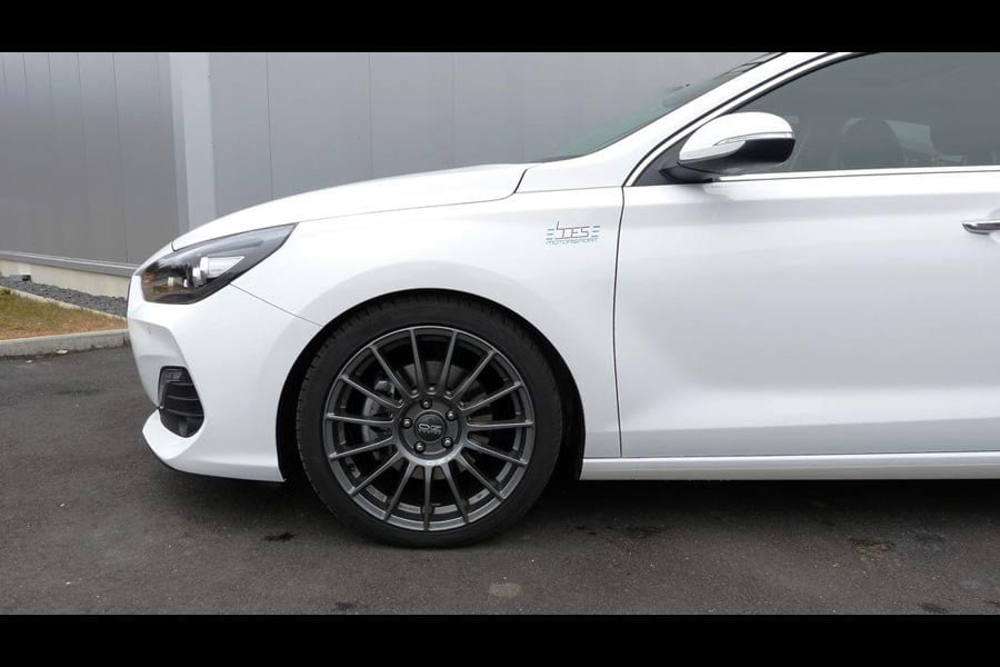 https://autogreeknews.gr/wp-content/uploads/2018/03/Boes-Motorsport-Hyundai-i30-Fastback-3.jpg