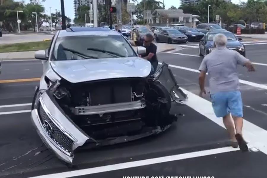 Τρέλα! Τους τράκαρε και ήθελε να το σκάσει… (+video)