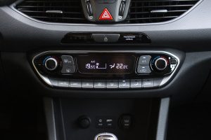 Hyundai-i30-Fastback-1,0T-120 (9)