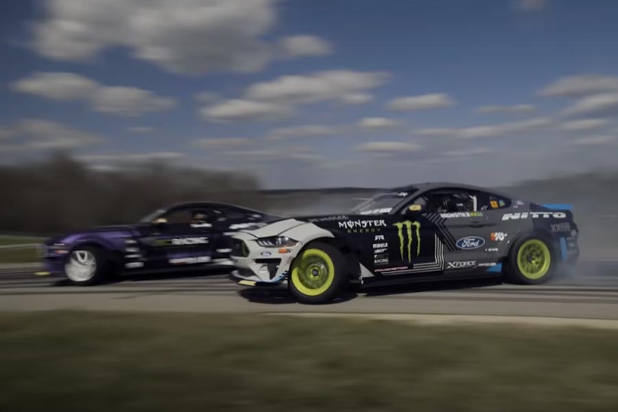 https://autogreeknews.gr/wp-content/uploads/2018/04/mustangdoubledrift.jpg
