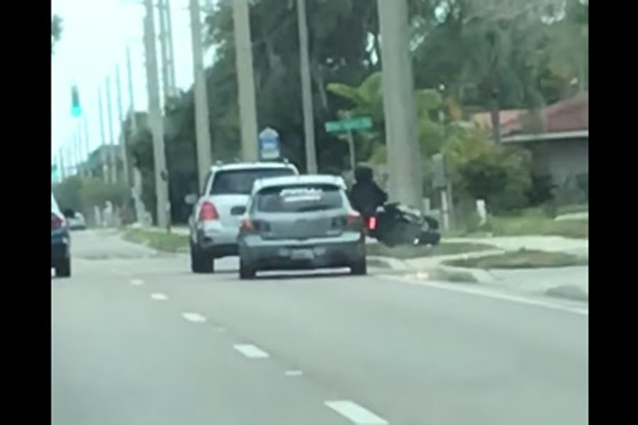 Τσακώθηκαν και τον πάτησε… (+video)