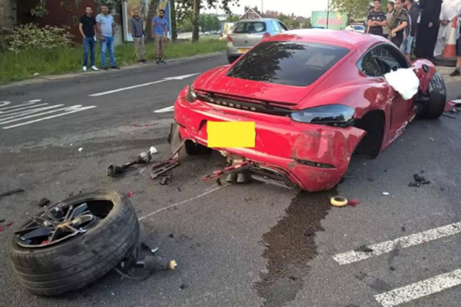 https://autogreeknews.gr/wp-content/uploads/2018/05/Ferrari-crashing-into-Porsche3.jpg