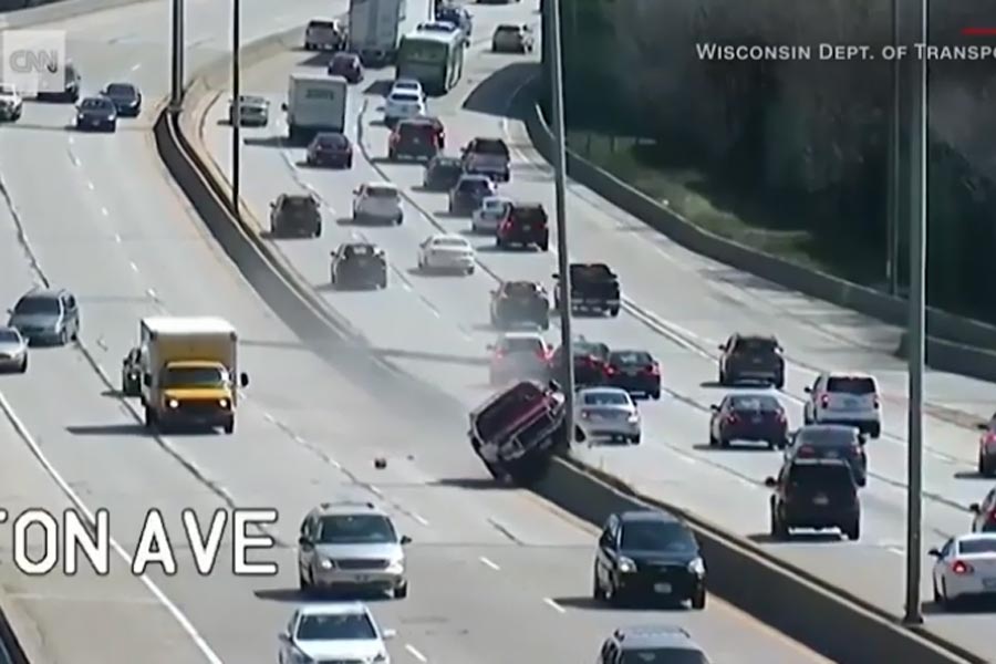 Ford F-150 ρίχνει κολώνες… κυριολεκτικά! (+videos)