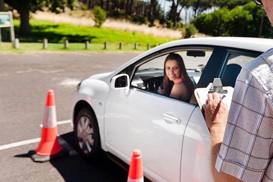 Δίπλωμα οδήγησης και σε ανήλικους;