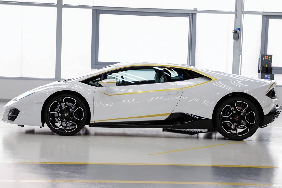 https://autogreeknews.gr/wp-content/uploads/2018/05/the-popes-lamborghini-sold-.jpg