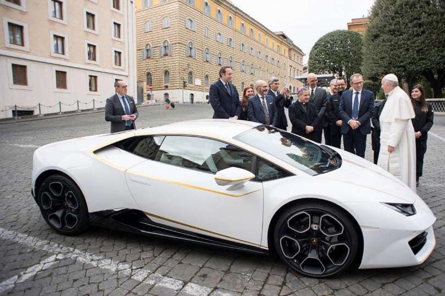 https://autogreeknews.gr/wp-content/uploads/2018/05/the-popes-lamborghini-sold-3.jpg