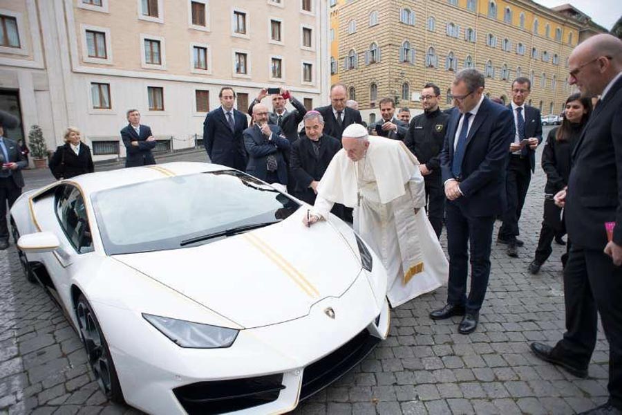 https://autogreeknews.gr/wp-content/uploads/2018/05/the-popes-lamborghini-sold-4.jpg