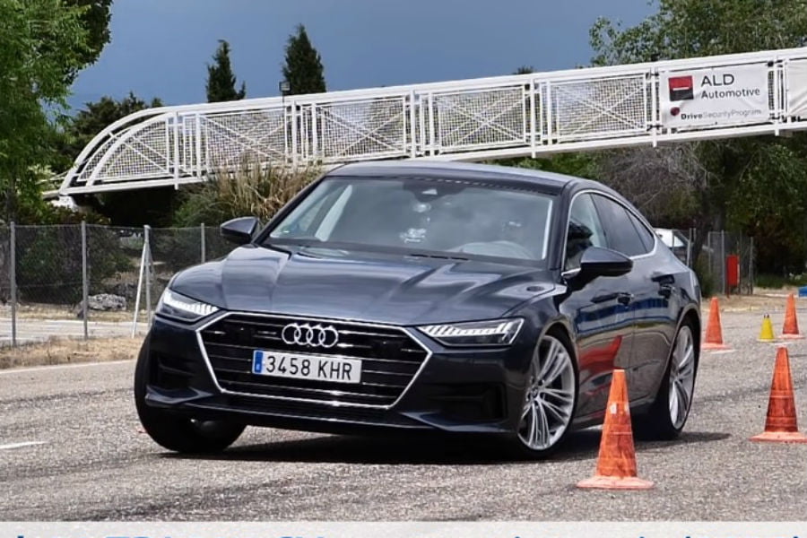 To Audi A7 νίκησε τον… τάρανδο (+video)