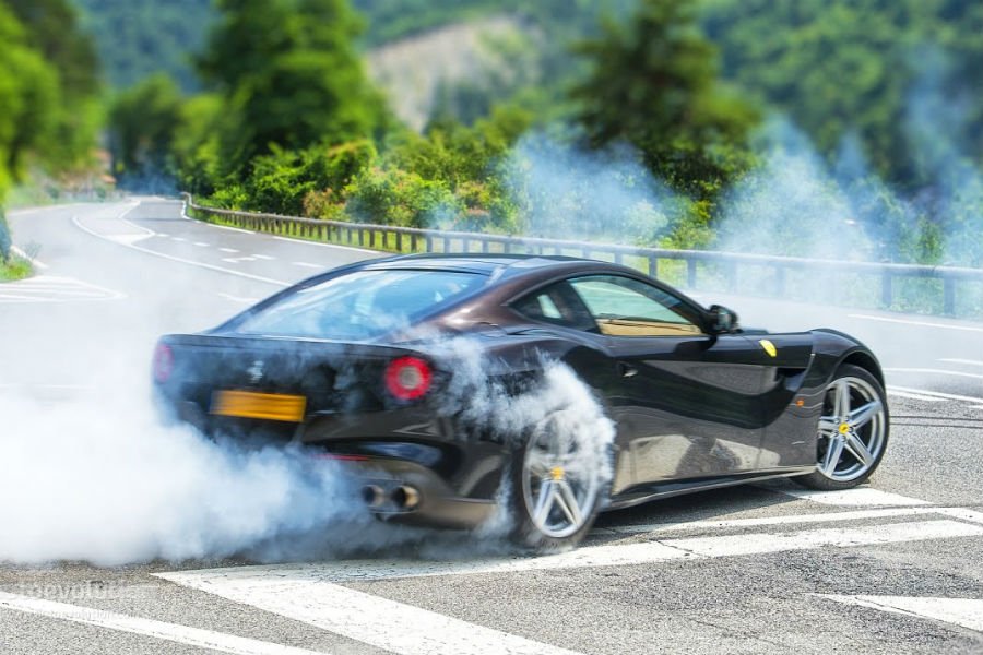 Η Ferrari ανακαλεί περισσότερα από 1.500 αυτοκίνητα