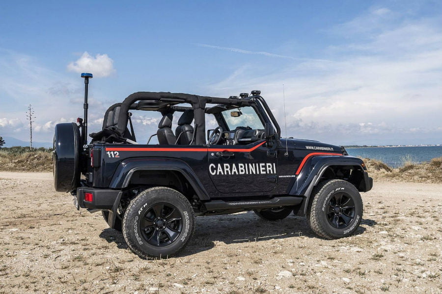 https://autogreeknews.gr/wp-content/uploads/2018/06/jeep-wrangler-carabinieri.jpg3_.jpg